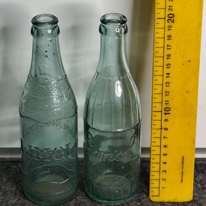 Dos Botellas de Vidrio Verde Limól Antiguas - imagen 1