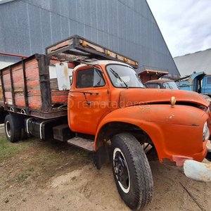 Lote siguiente: Camión Antiguo de Carga con Plataforma de Madera