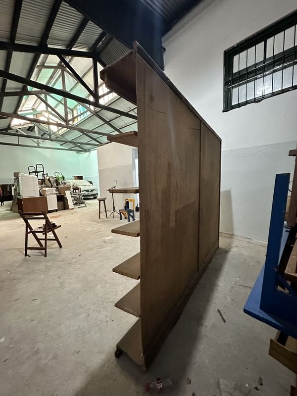 Librería de madera con tres puertas - imagen 5