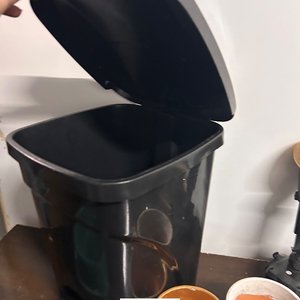 Lote Variado: Papelera Negra, Macetas Decoradas y Souvenirs - imagen 5
