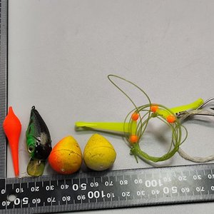 Lote de Accesorios de Pesca: Boyas Naranjas, Señuelo Artificial y Líneas con Anzuelos - imagen 9