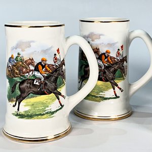 Lote siguiente: Jarras de Cerámica Blancas con Decoración de Carreras de Caballos (Set de 4)