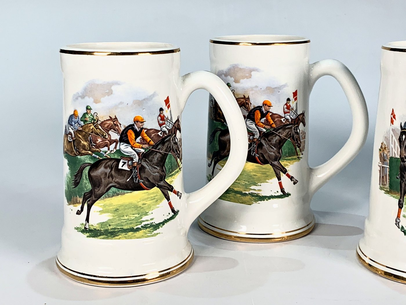 Jarras de Cerámica Blancas con Decoración de Carreras de Caballos (Set de 4)
