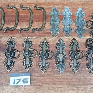 Lote de Herrajes y Tiradores Antiguos Ornamentales en Bronce - imagen 1