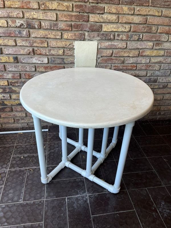 Lote siguiente: Mesa de plástico blanca