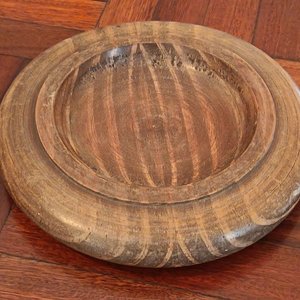 Revistero de Madera con Dos Bastones y Plato Decorativo - imagen 10