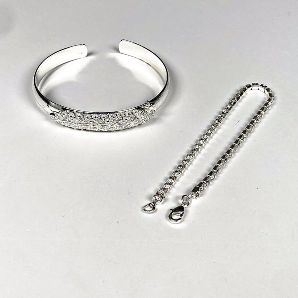 Dos Pulseras de Metal Plateado con Diseño - imagen 1
