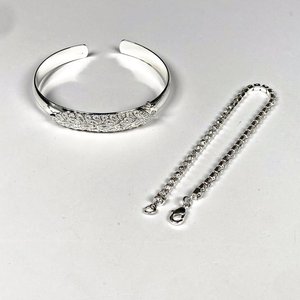 Dos Pulseras de Metal Plateado con Diseño - imagen 1