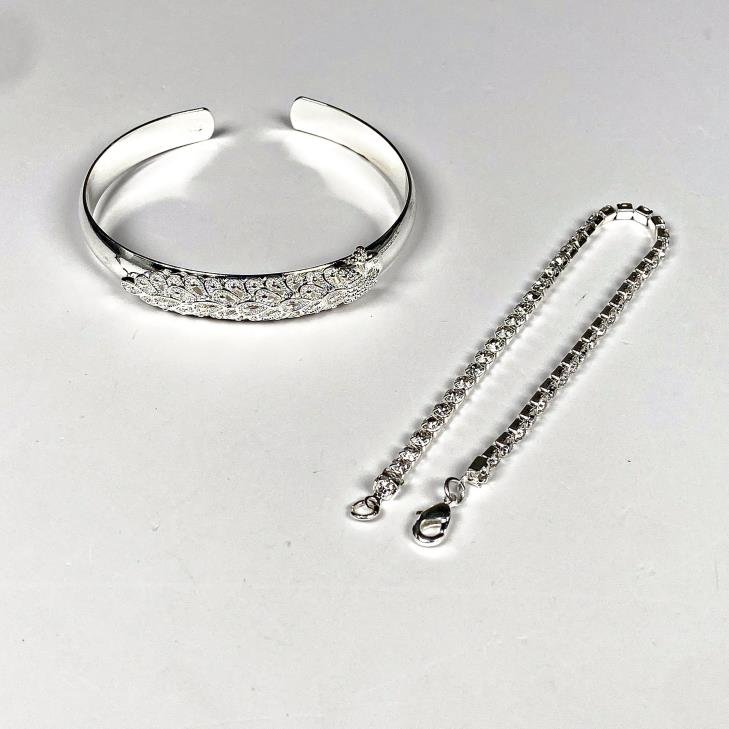 Dos Pulseras de Metal Plateado con Diseño
