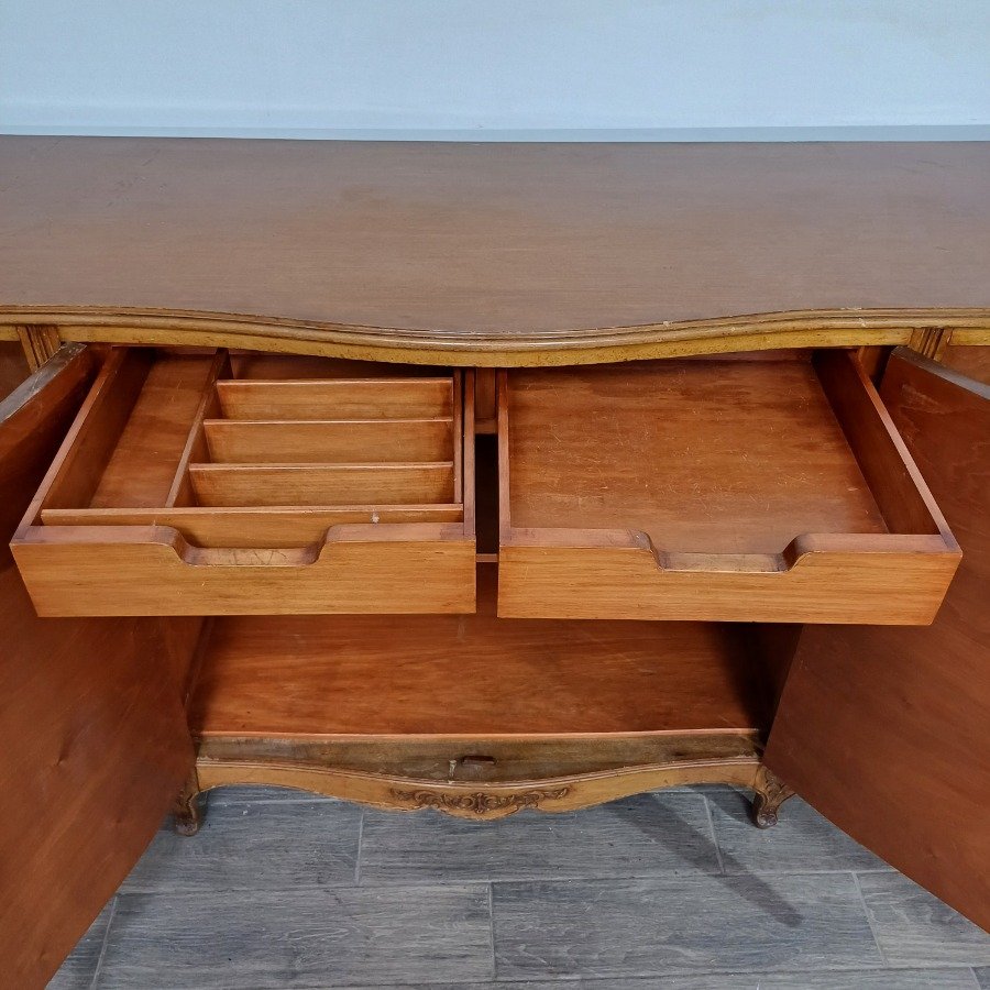 Muebles de estilo Luis XV, con detalles de madera tallada y patrones de parqué - imagen 13