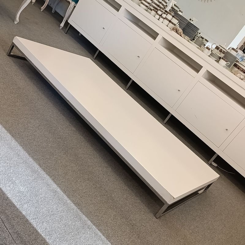 Mesa Centro con Tapa Lacada y Estructura de Acero Inoxidable - imagen 2