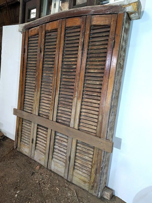 Ventana con dos hojas batientes y postigos tipo celosías en cedro, marco de pinotea - imagen 8