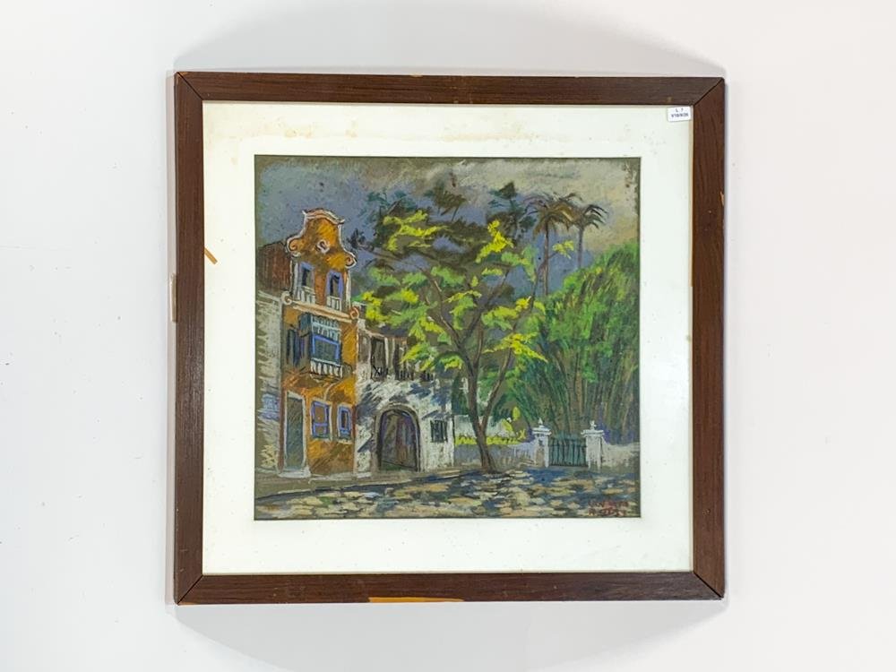 Cuadro a Pastel: Casa Colonial con Jardín y Árboles