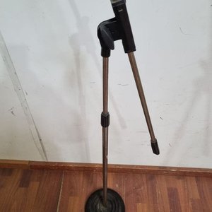 Soporte de Pie para Micrófono con Base Circular y Altura Regulable - imagen 4