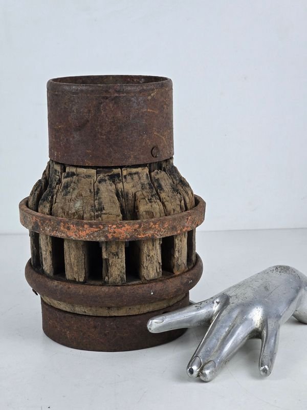 Eje de Rueda de Carro Antigua con Aros Metálicos