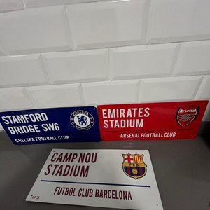 Lote siguiente: Chapas Decorativas de Fútbol: Camp Nou, Stamford Bridge y Emirates Stadium