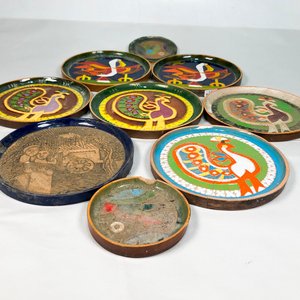 Lote de 9 Platos Decorativos con Diseños de Aves y Escenas - imagen 2
