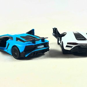 Dos Autos a Escala: Lamborghini Azul y Blanco - imagen 3