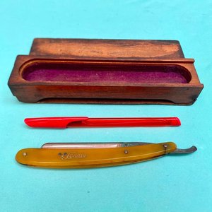 Solingen. Modelo " Tennis " Made in Germany. Usable. En su mango tiene la inscripción posiblemente incrustado en plata la palabra tenis con 2 raquetas dibujadas. Conserva su estuche original en madera con tapa más el asentador en cuero. - imagen 2