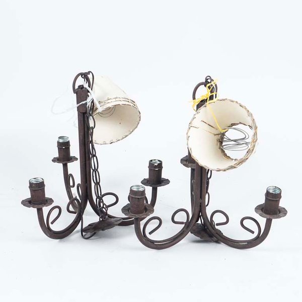 Lámparas rústicas de tres luces con estructura de hierro