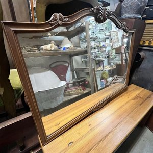 Lote anterior: Espejo Antiguo con Marco de Madera Tallada y Copete Superior