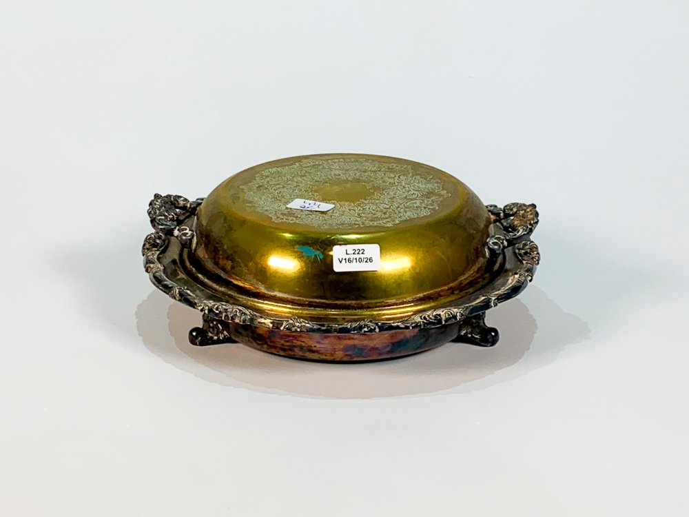 Centro de Mesa Metálico Labrado con Tapa y Asas