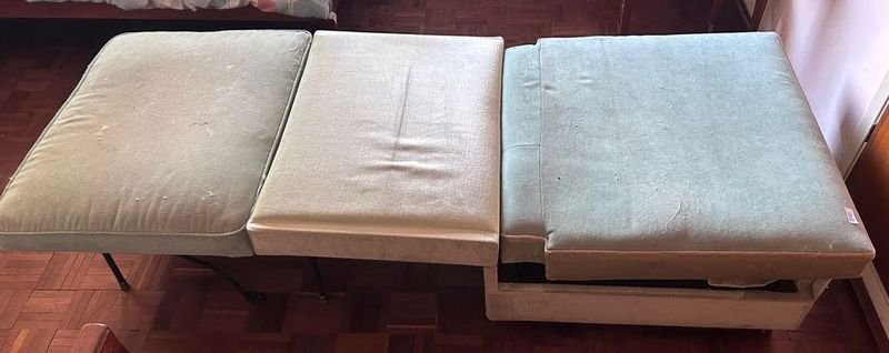 Sofá verde y beige para hogar - imagen 2