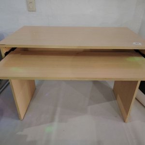 Escritorio de madera claro con bandeja para teclado - imagen 4