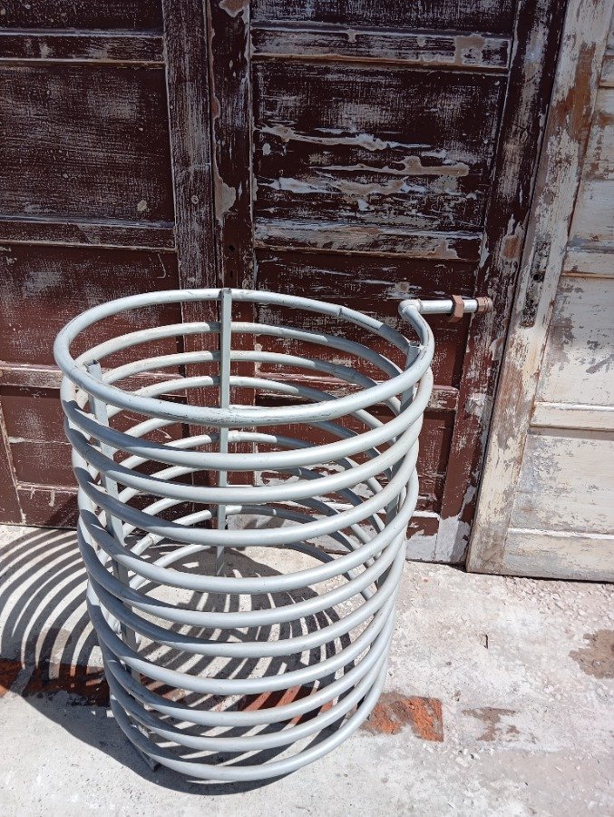 Lote siguiente: Serpentina de caño metalica con diseño antiguo