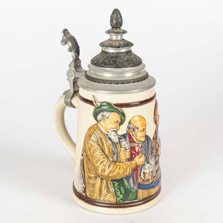 Jarra de cerveza de porcelana policromada con escena en relieve - imagen 2
