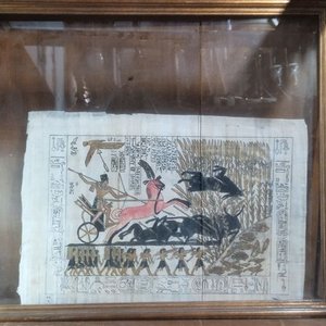 Lote siguiente: lámina decorativa sobre papiro inspirada en relieves del Antiguo Egipto, como las escenas de caza de toros salvajes de Ramsés III en el templo de Medinet Habu.