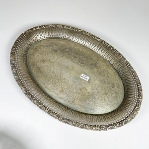 Lote siguiente: Bandeja de metal piña de freccero ,oval borde calado 42 x 30 cm