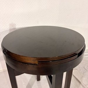 Lote siguiente: Mesa de Apoyo Redonda Oscura con Patas Estilo Clásico