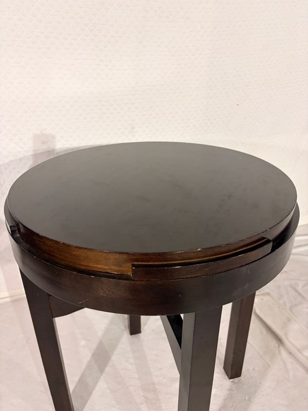 Mesa de Apoyo Redonda Oscura con Patas Estilo Clásico