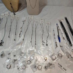 Lote de 50 Piezas de Joyería Surtida en Acero Quirúrgico: Collares, Carvanas y Anillos - imagen 2
