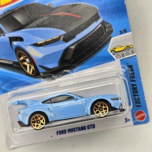 Hot Wheels Ford Mustang GTD Azul Metalizado Dorado - imagen 2
