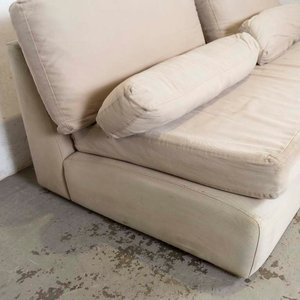 Sofá Bajo Tapizado en Tela Beige con Almohadones - imagen 2