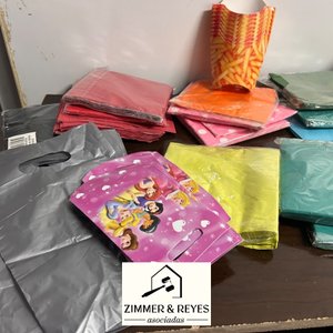 Lote de Servilletas, Bolsas y Vasos Descartables - imagen 3