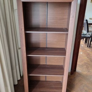 Lote siguiente: Biblioteca/Estantería Práctica en Melamina Símil Madera con Cuatro Estantes
