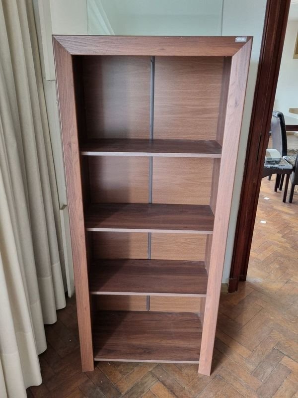 Biblioteca/Estantería Práctica en Melamina Símil Madera con Cuatro Estantes