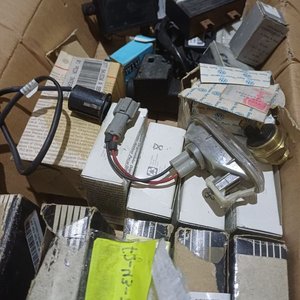 Caja de Repuestos Varios: Bulbo, Termostato, Transformador de Encendido y Más - imagen 2