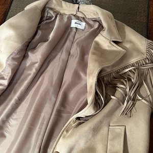 Chaqueta Beige con Flecos Rita Ora Talle L - imagen 4
