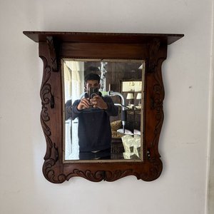 Lote anterior: Espejo Perchero Antiguo Tallado en Madera Oscura con Repisa y Ganchos Metálicos