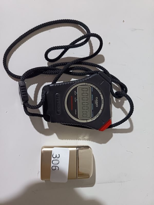 Cronómetro Digital Casio y Encendedor Dorado