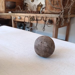 Antigua Piedra Redonda Tallada a Mano (Posible Boleadora) - imagen 3