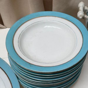 Juego de Porcelana Isabelina con Platos, Salsera y Cuenco - imagen 4