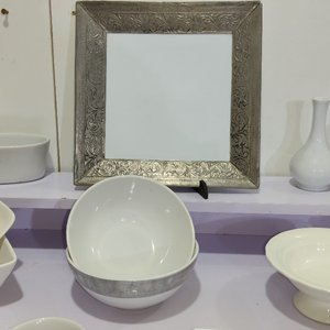 Lote de 21 piezas: vajilla y objetos decorativos con motivos pintados - imagen 4