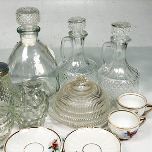 Lote de Cristalería: Botellones, Aceitero, Jarritas y Tazas con Platillos - imagen 4