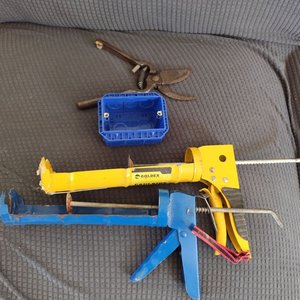 Lote anterior: Herramientas Varias: Tijera de Poda, Pistola de Silicona y Caja Eléctrica