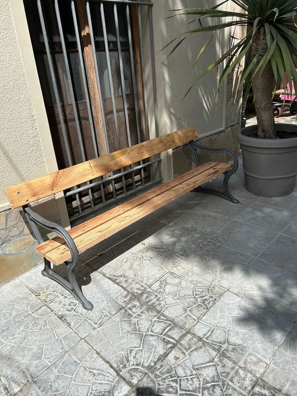 Banco de madera con diseño antiguo y estructura metálica - imagen 8